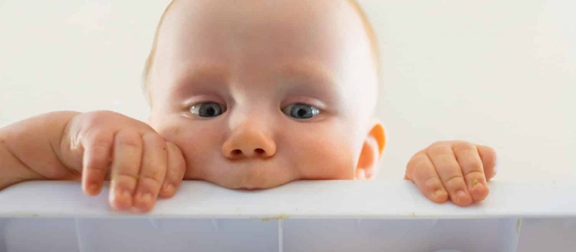 Bebé con estrabismo observado por oftalmólogo infantil
